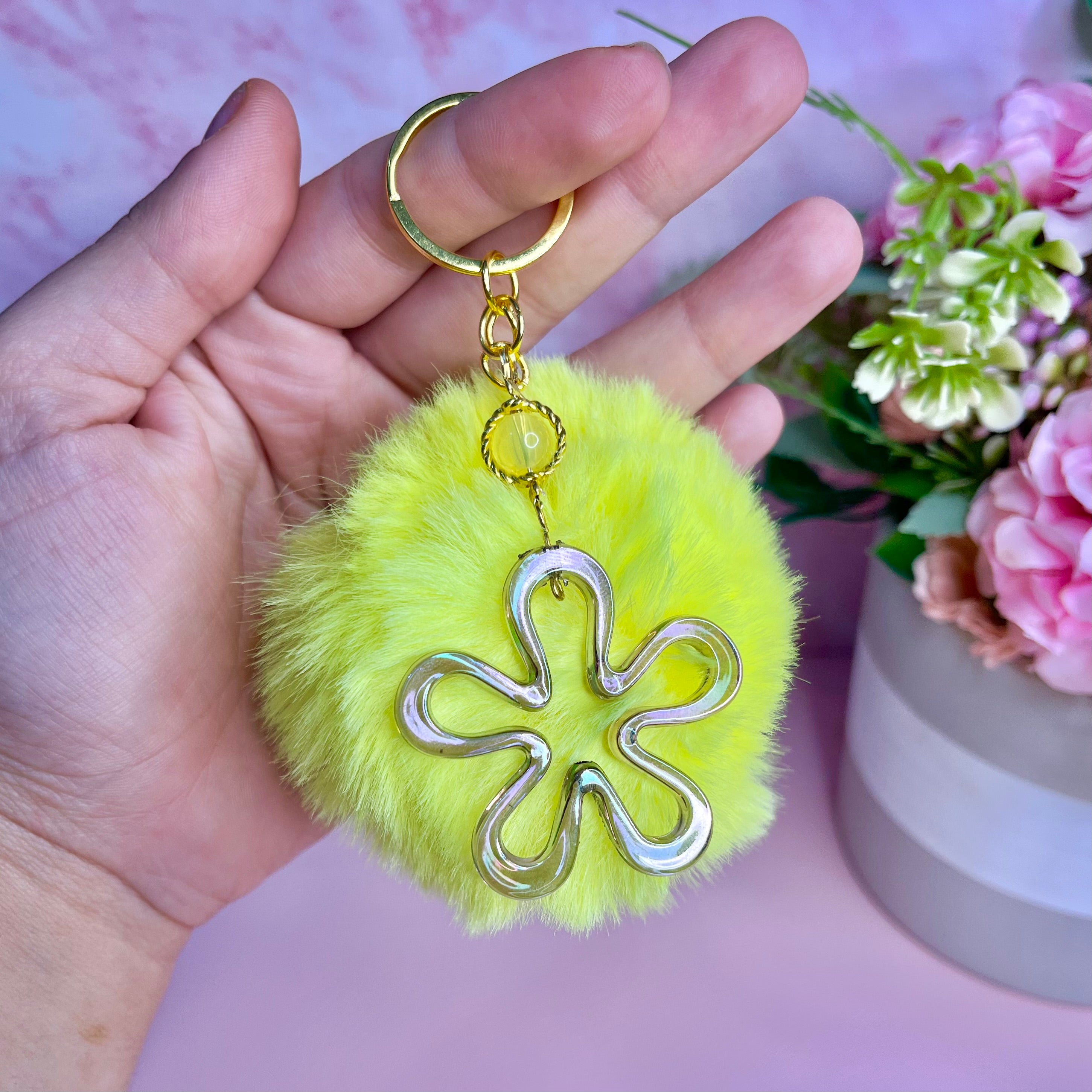 Llavero pompón amarillo flor